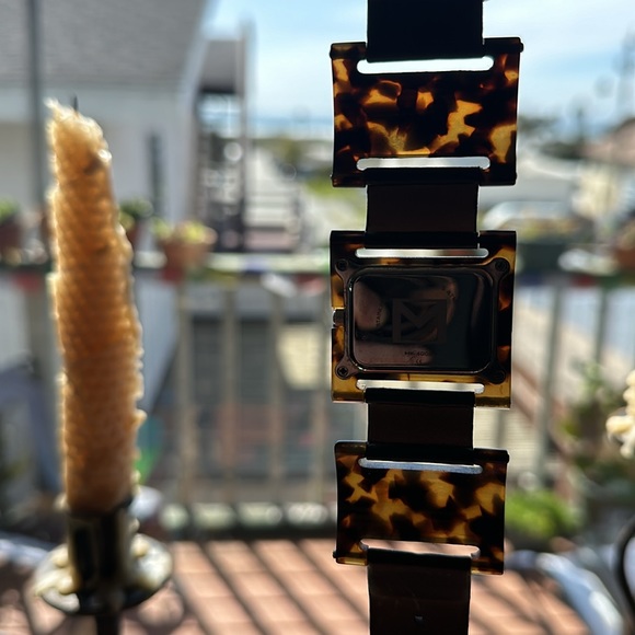 Michael Kors tortoise w brown leather band watch. Vintage. Brand new battery!! - Picture 7 of 16